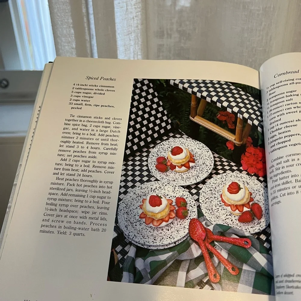 Entertaining With Southern Living - Margaret Chason Agnew